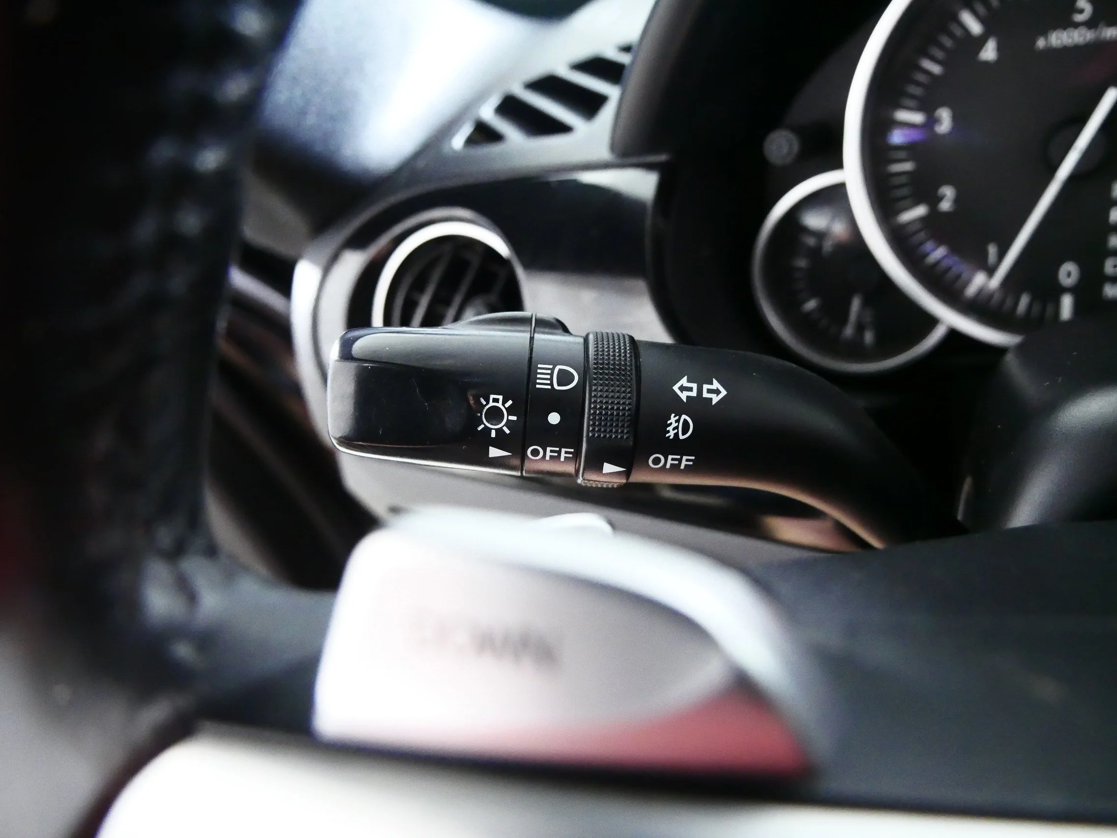Used 2008 Brilliant Black Mazda Touring image 33