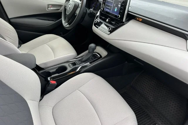 Used 2020 White Toyota LE image 17