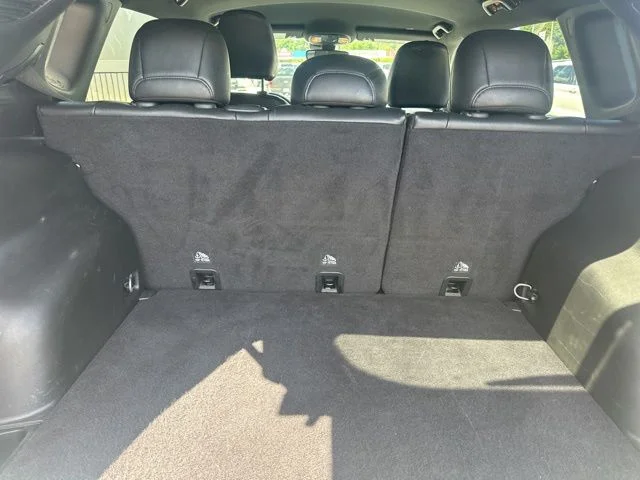 Used 2024 White Jeep Latitude image 11