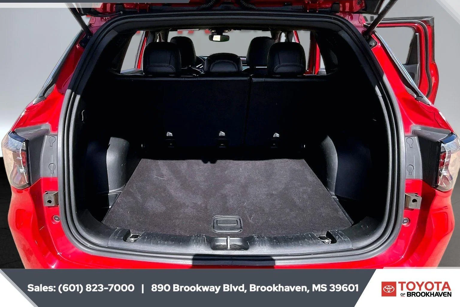 Used 2024 Red Hot Pearlcoat Jeep Latitude image 21