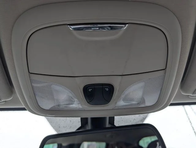 Used 2018 Silver Jeep Latitude image 18