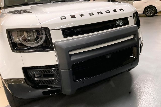 Used 2024 Fuji White Land Rover X-Dynamic SE image 33