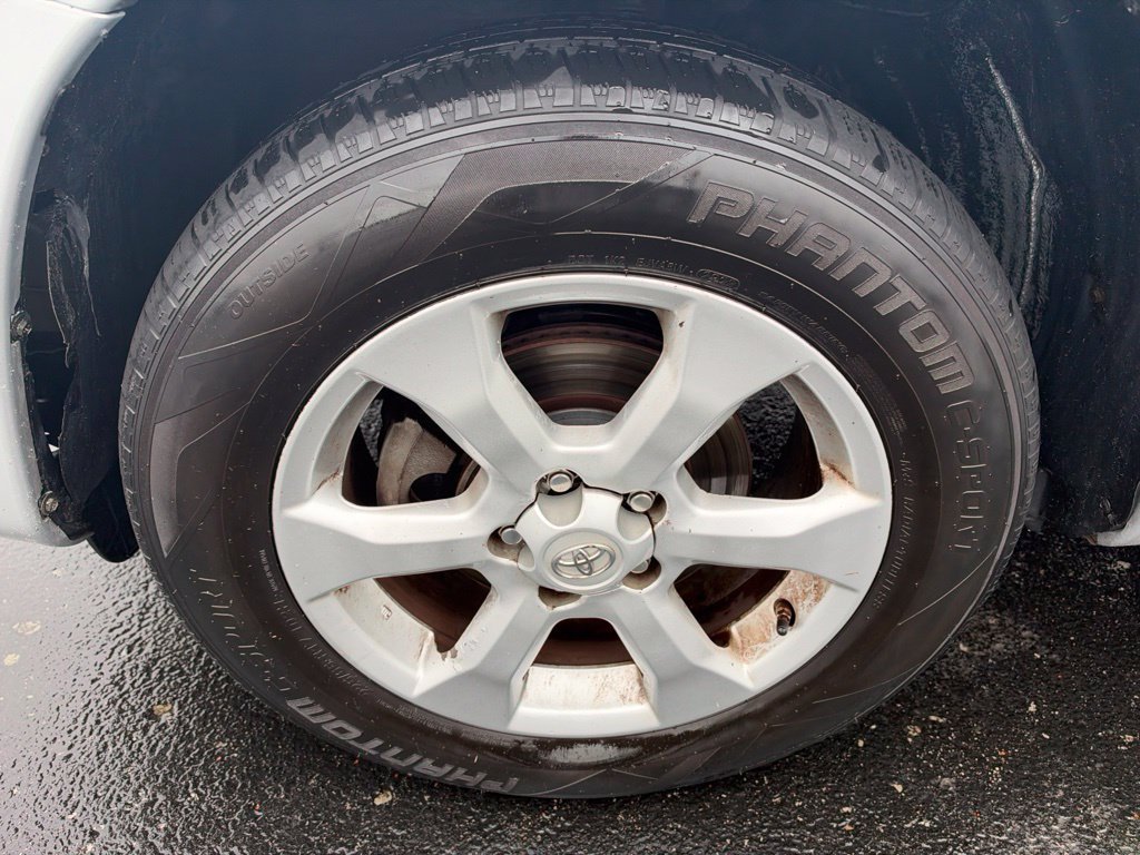Used 2009 Silver Toyota Limited image 9