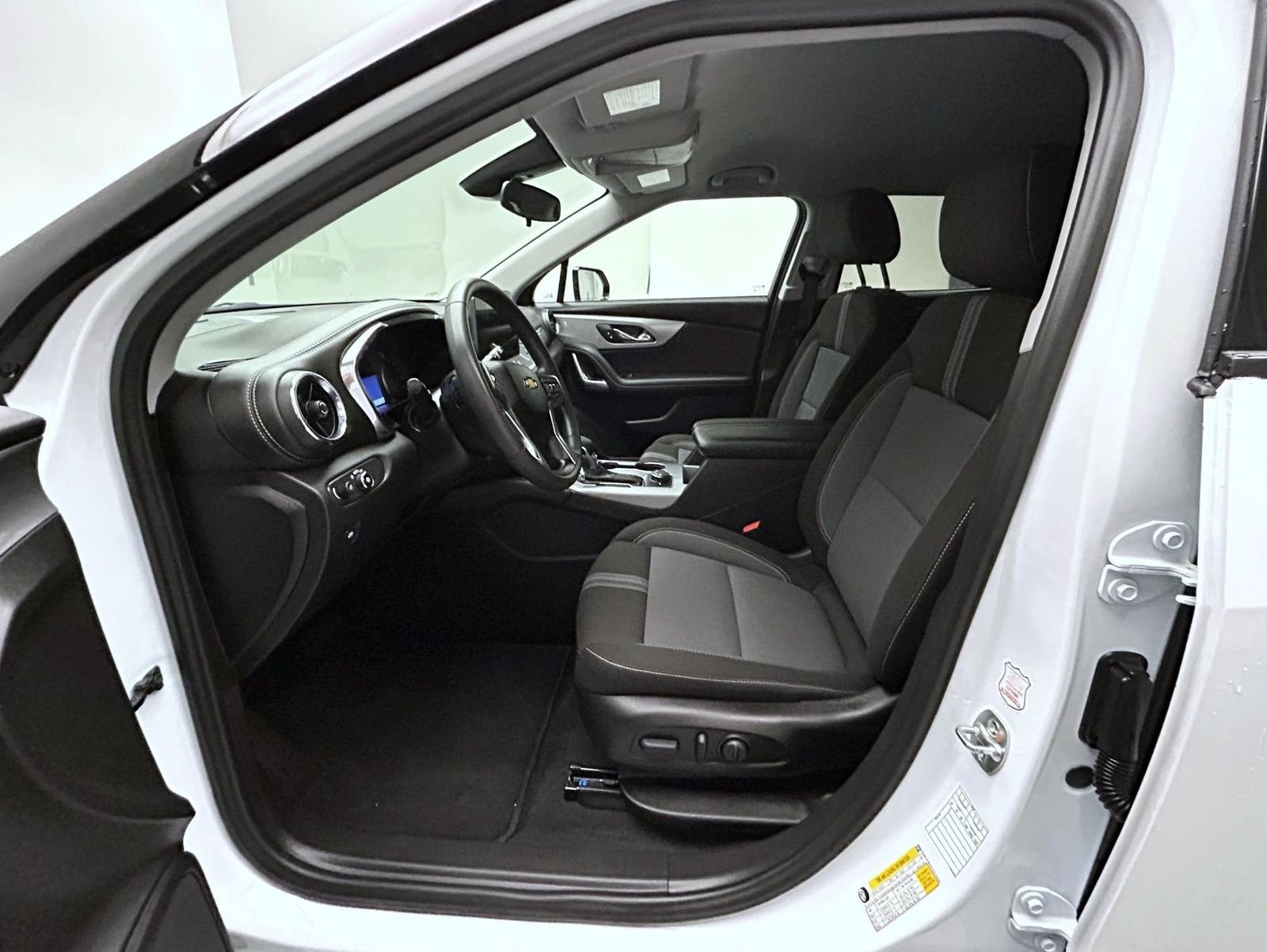 Used 2025 White Chevrolet LT image 10