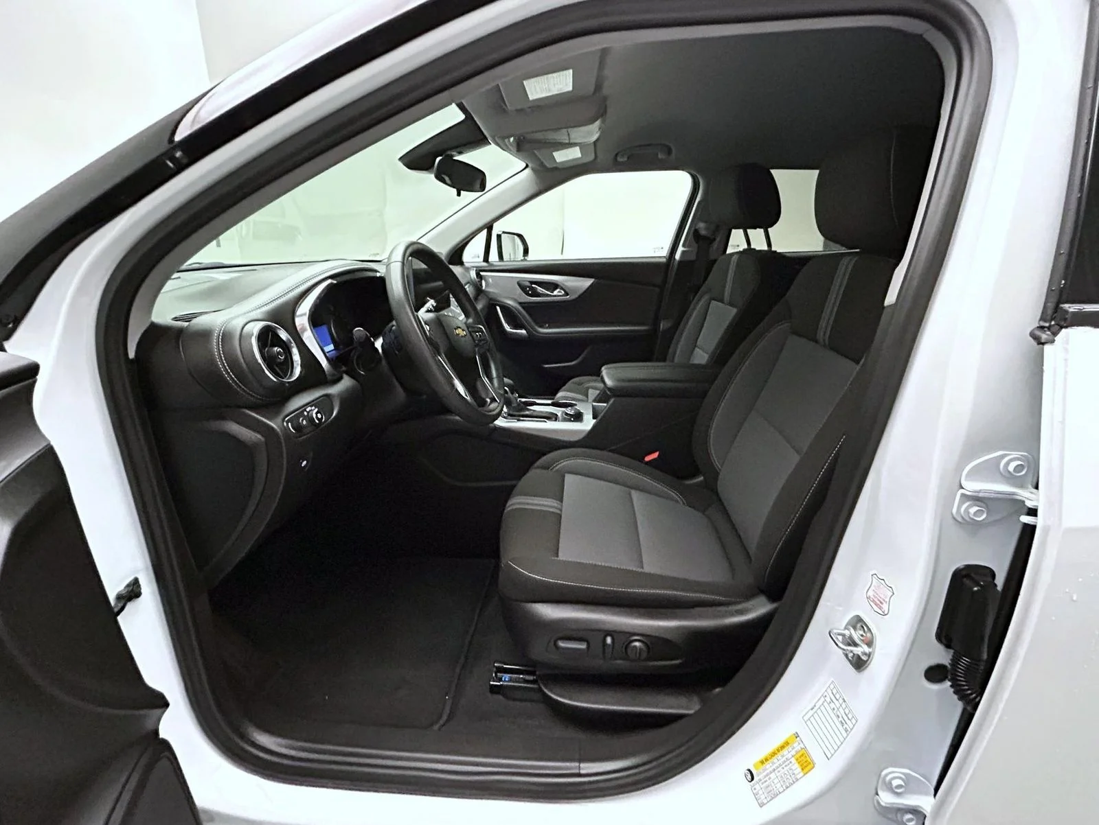 Used 2025 White Chevrolet LT image 10