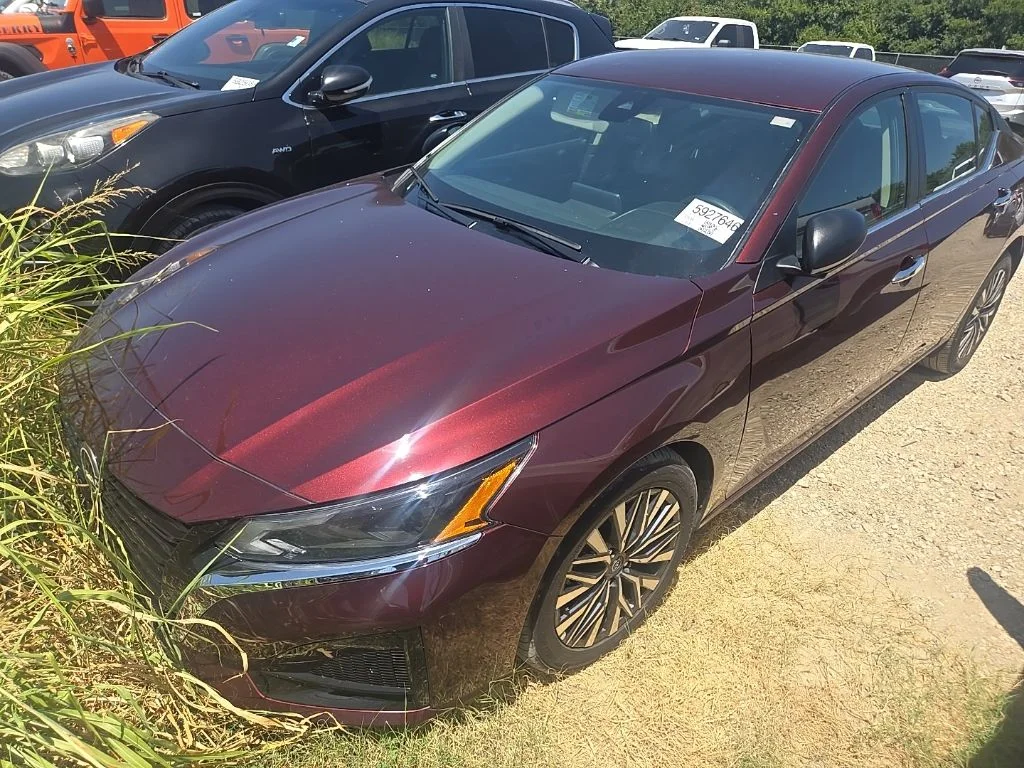 Used 2025 Red Nissan 2.5 SV image 1