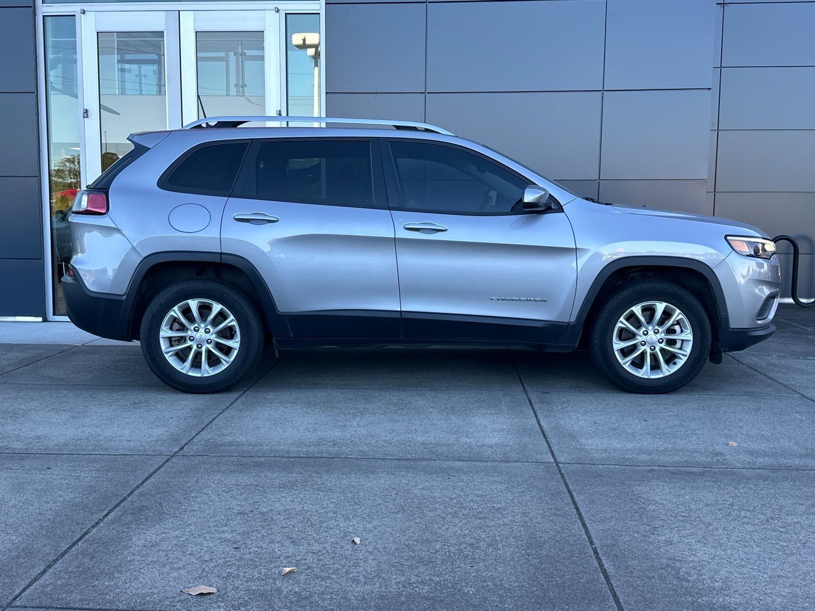Used 2021 Billet Silver Metallic Clearcoat Jeep Latitude image 3