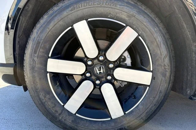 Certified Used 2024 Snowfall Pearl Honda Touring image 5