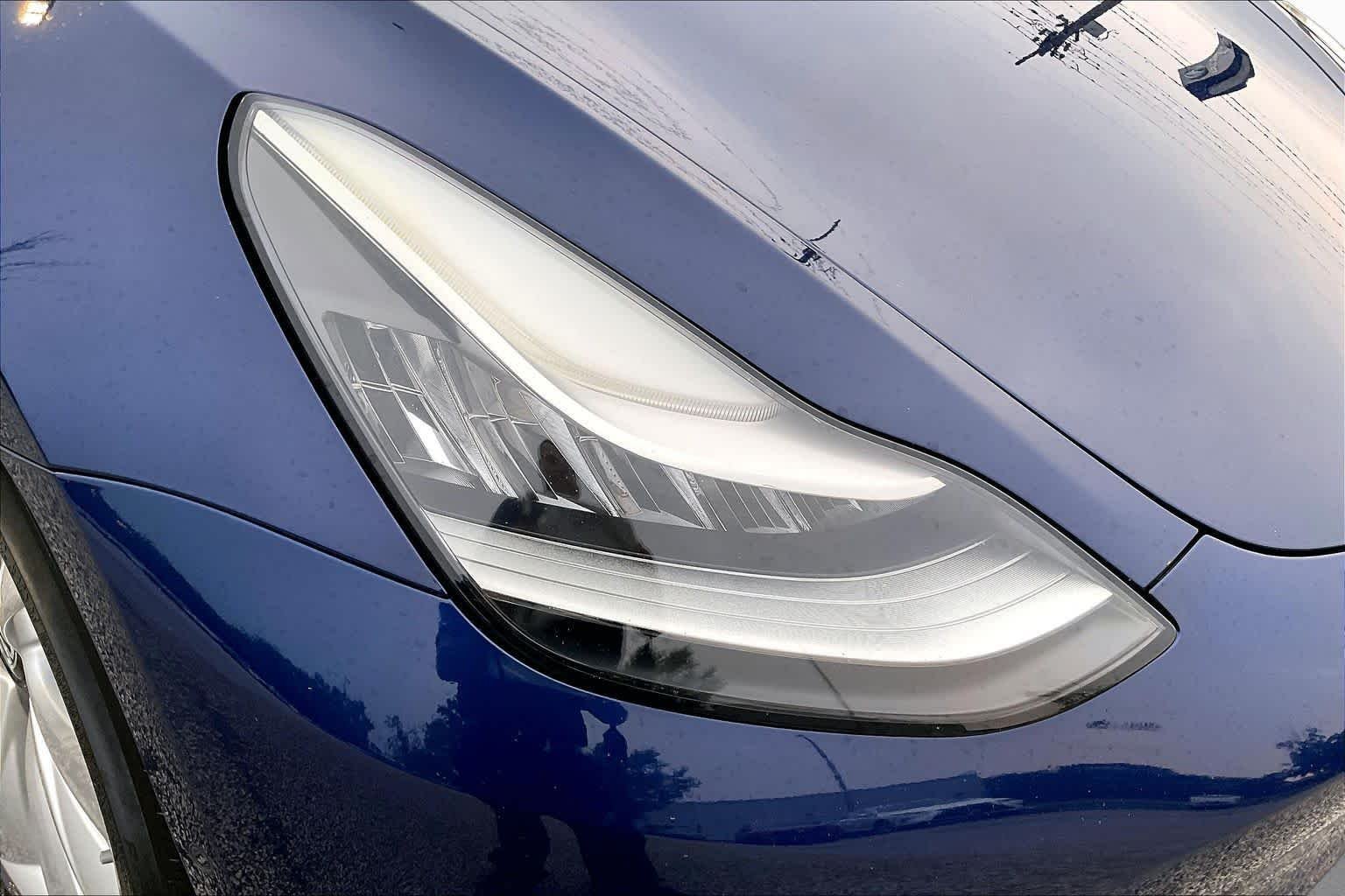 Used 2018 Deep Blue Metallic Tesla Long Range Battery image 22