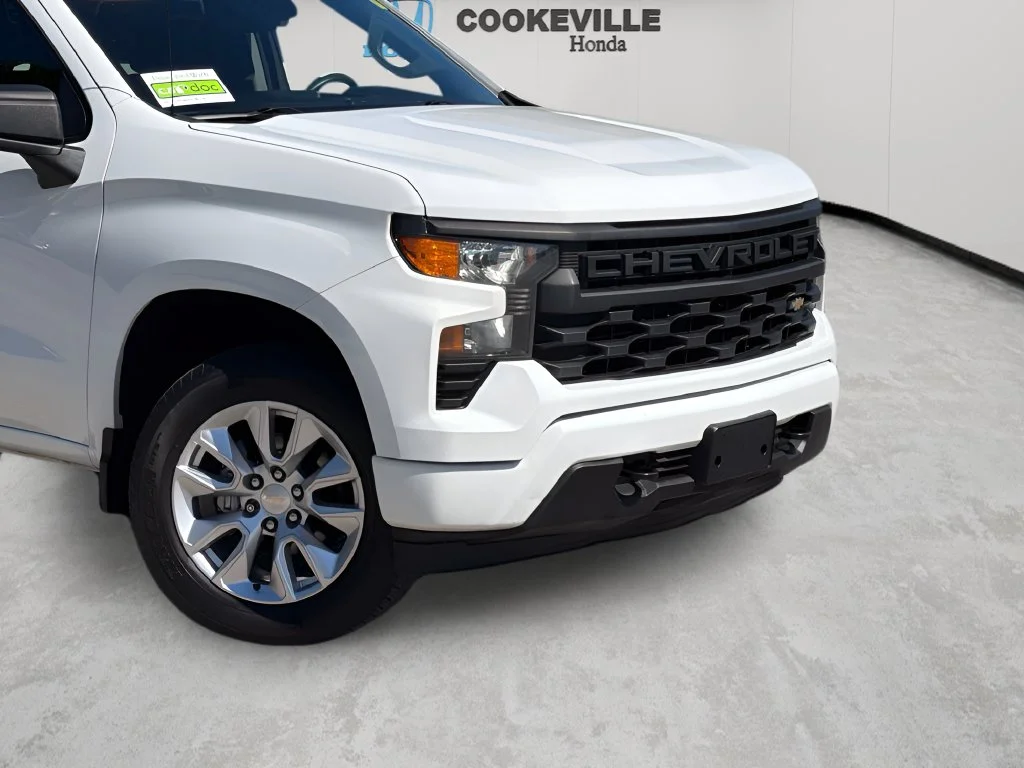 Used 2022 Summit White Chevrolet Custom image 3