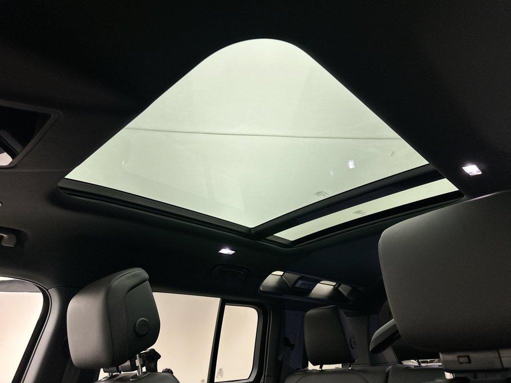 New 2026 Santorini Black Metallic Land Rover X-Dynamic SE image 11