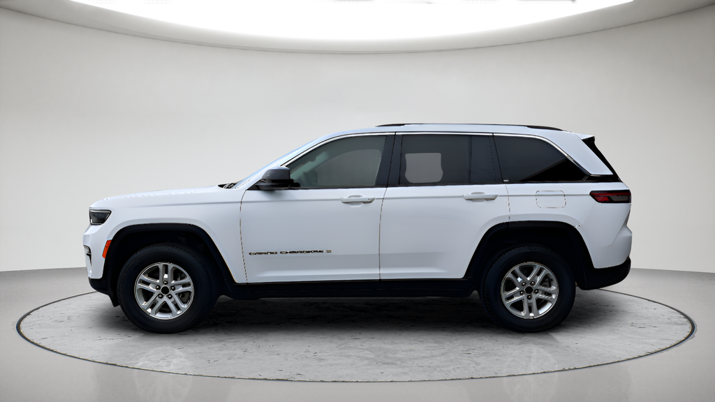 Used 2023 White Jeep Laredo image 6