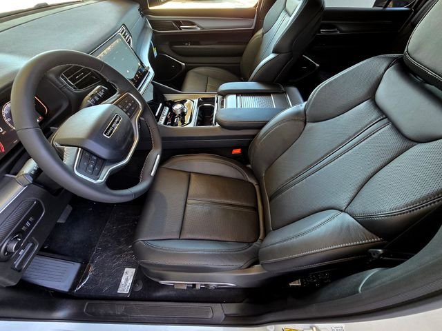 New 2026 Bright White Clear-Coat Exterior Paint Jeep Limited Altitude image 24