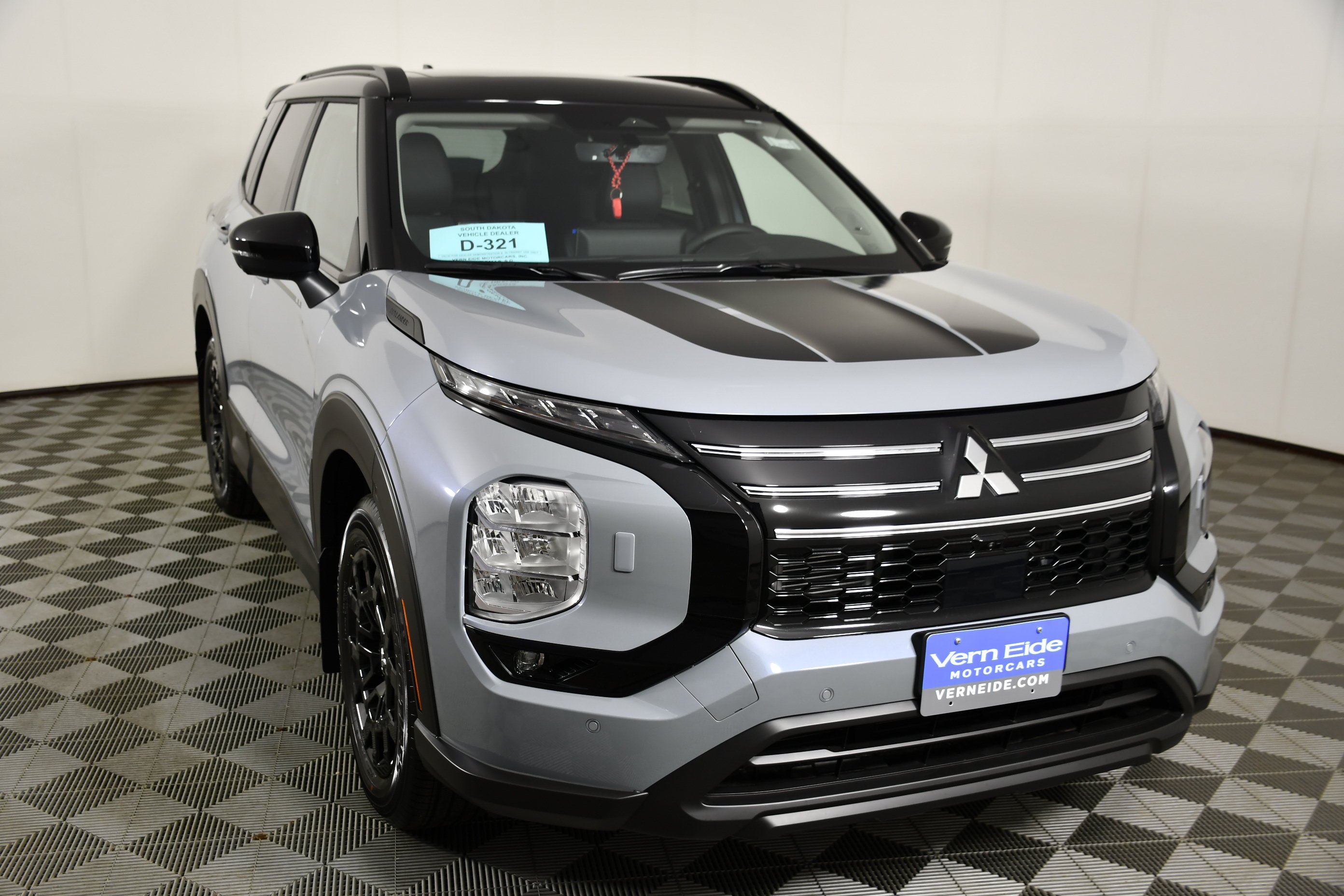 New 2026 Moonstone Gray/Black Roof Mitsubishi Trail Edition image 3