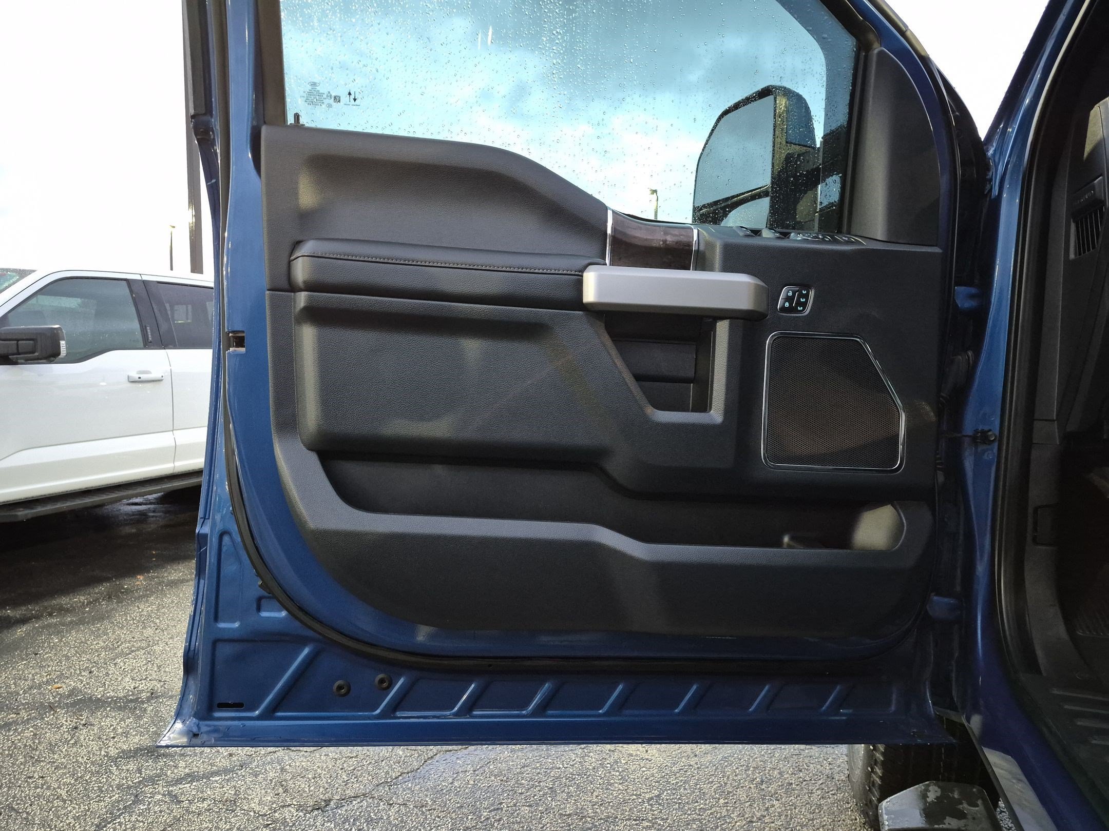 Used 2022 Blue Metallic Ford LARIAT image 12