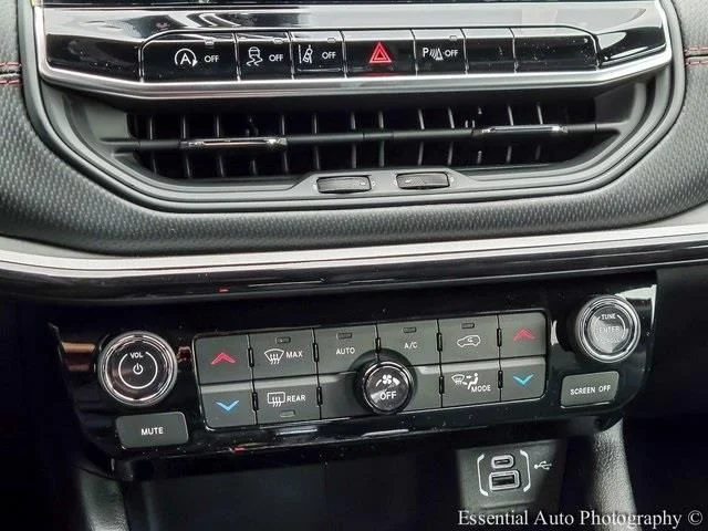New 2026 Hydro Blue Pearl-Coat Exterior Paint Jeep Trailhawk image 19