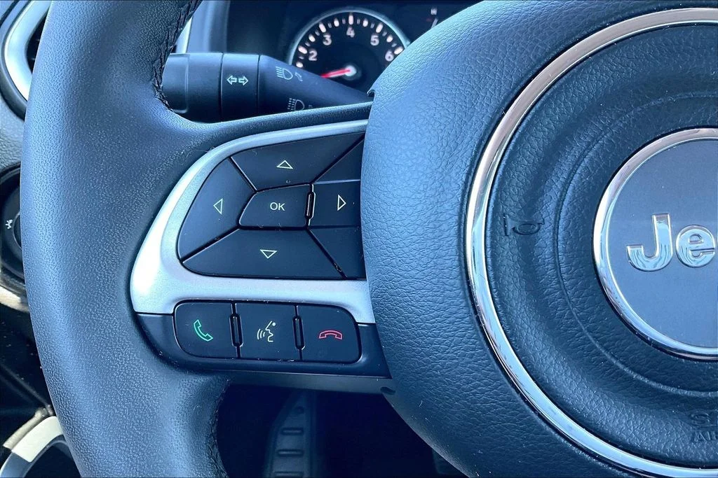 Used 2018 Red Jeep Latitude image 18