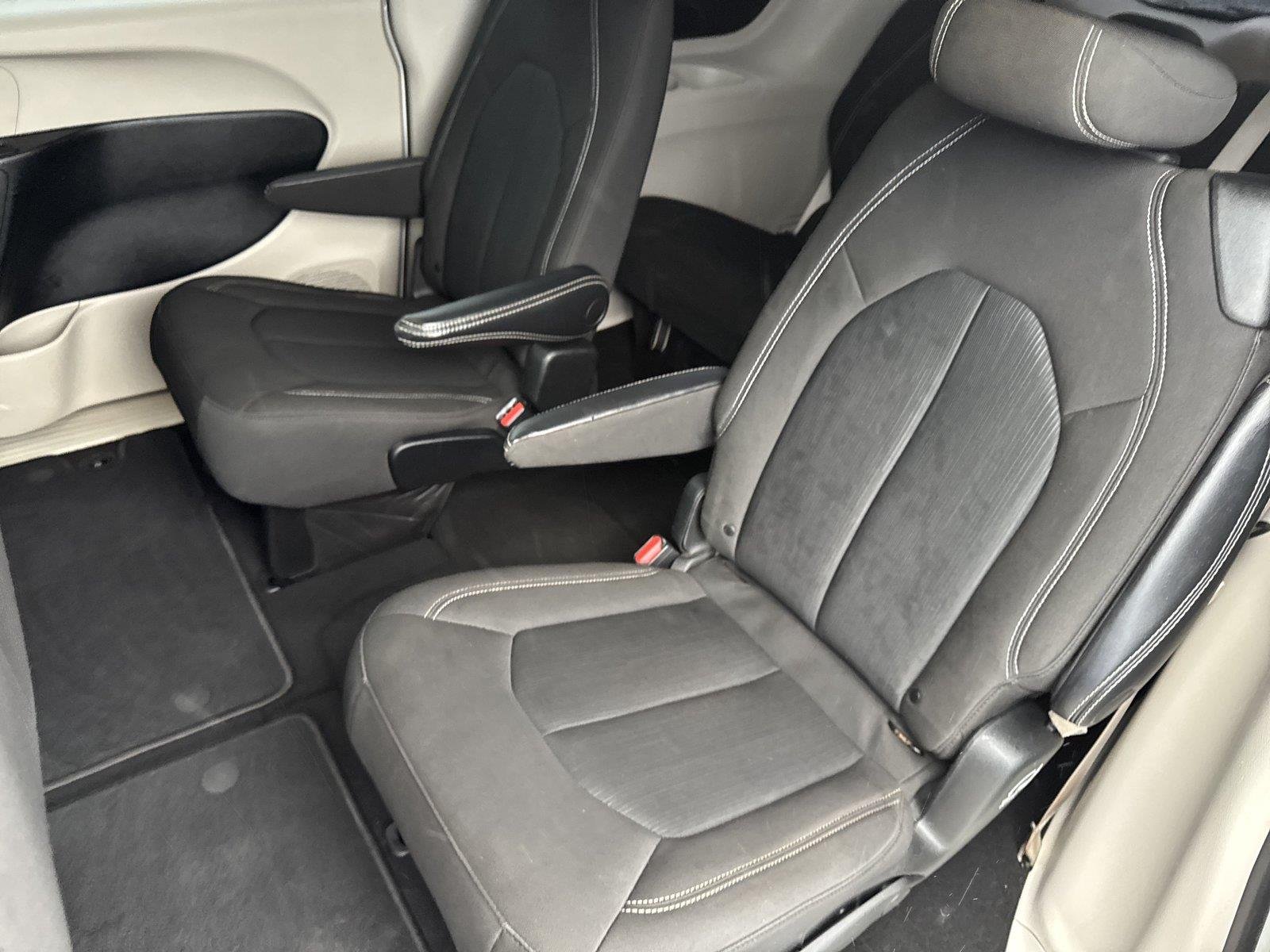 Used 2022 Bright White Clearcoat Chrysler LX image 31