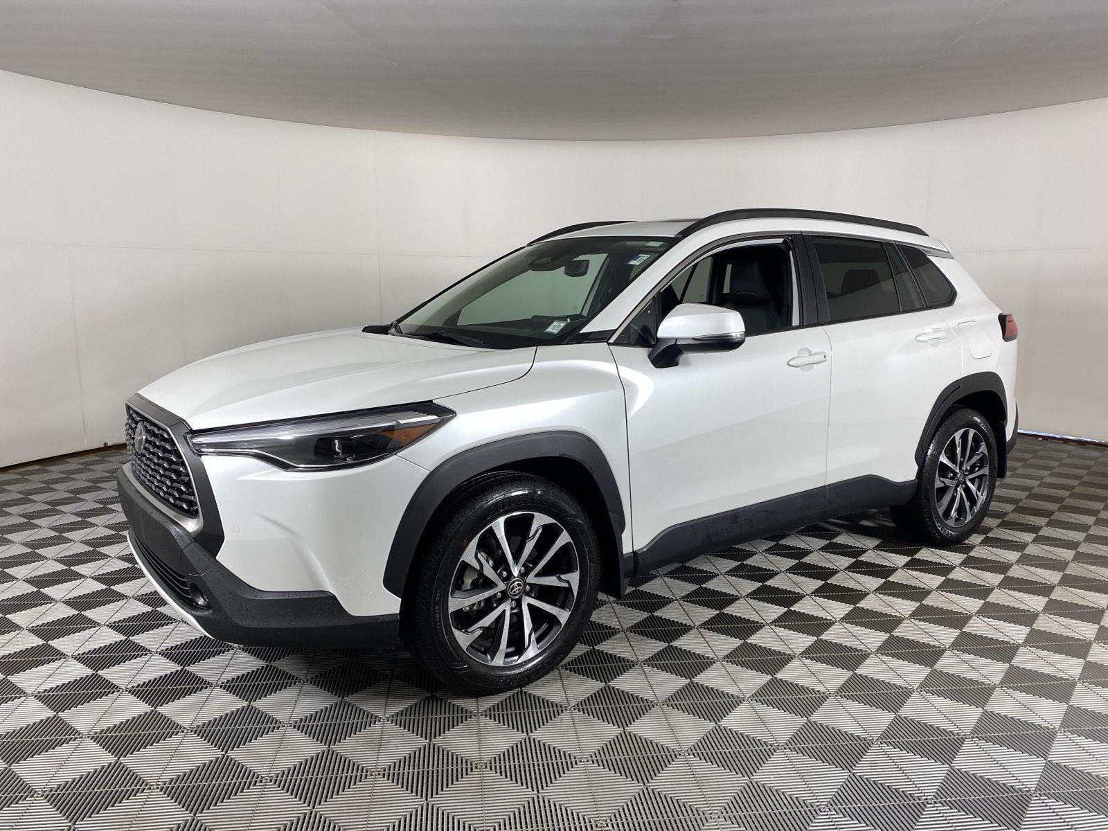 Used 2024 Wind Chill Pearl Toyota XLE image 3