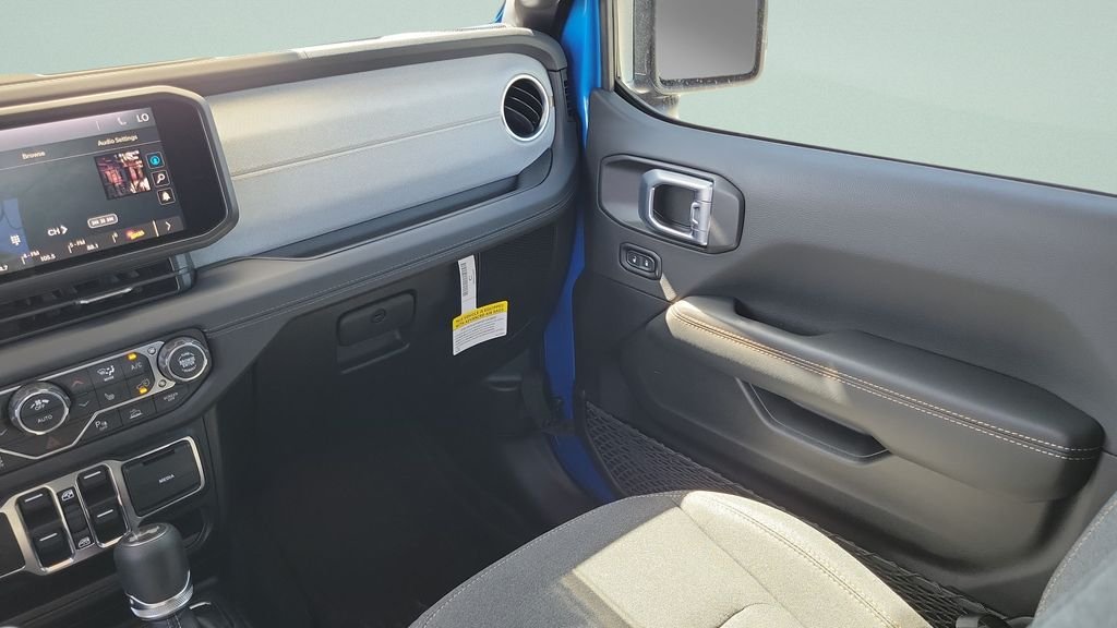 New 2026 Hydro Blue Pearl-Coat Exterior Paint Jeep Sahara image 13
