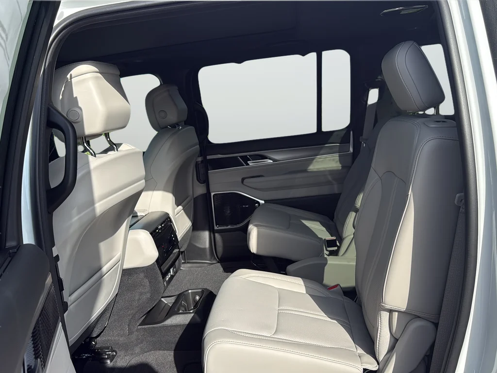 New 2026 Bright White Clear-Coat Exterior Paint Jeep Limited Reserve image 22