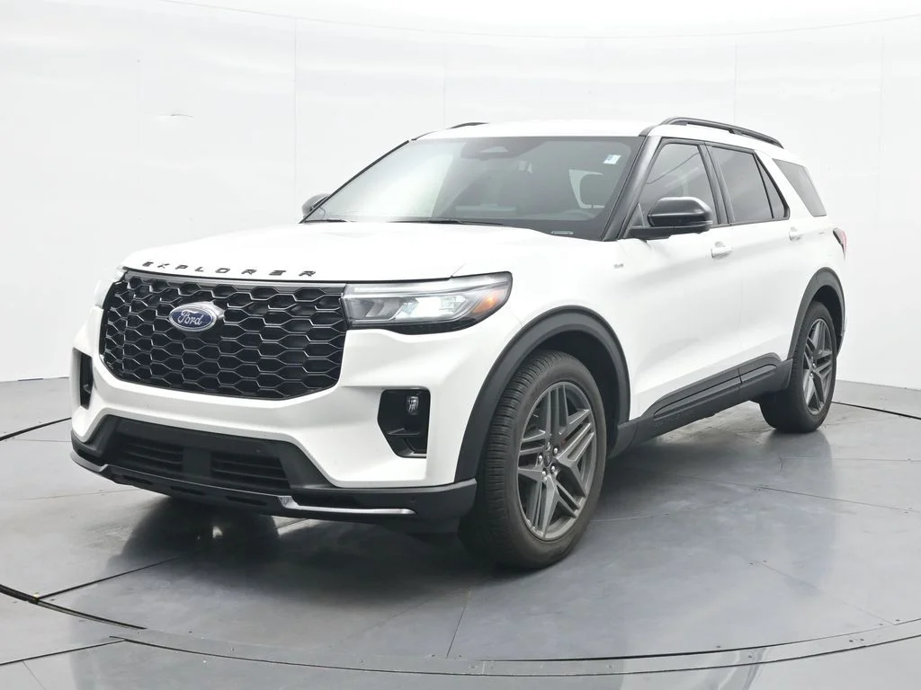 New 2026 Star White Metallic Tri-Coat Ford ST-Line image 1