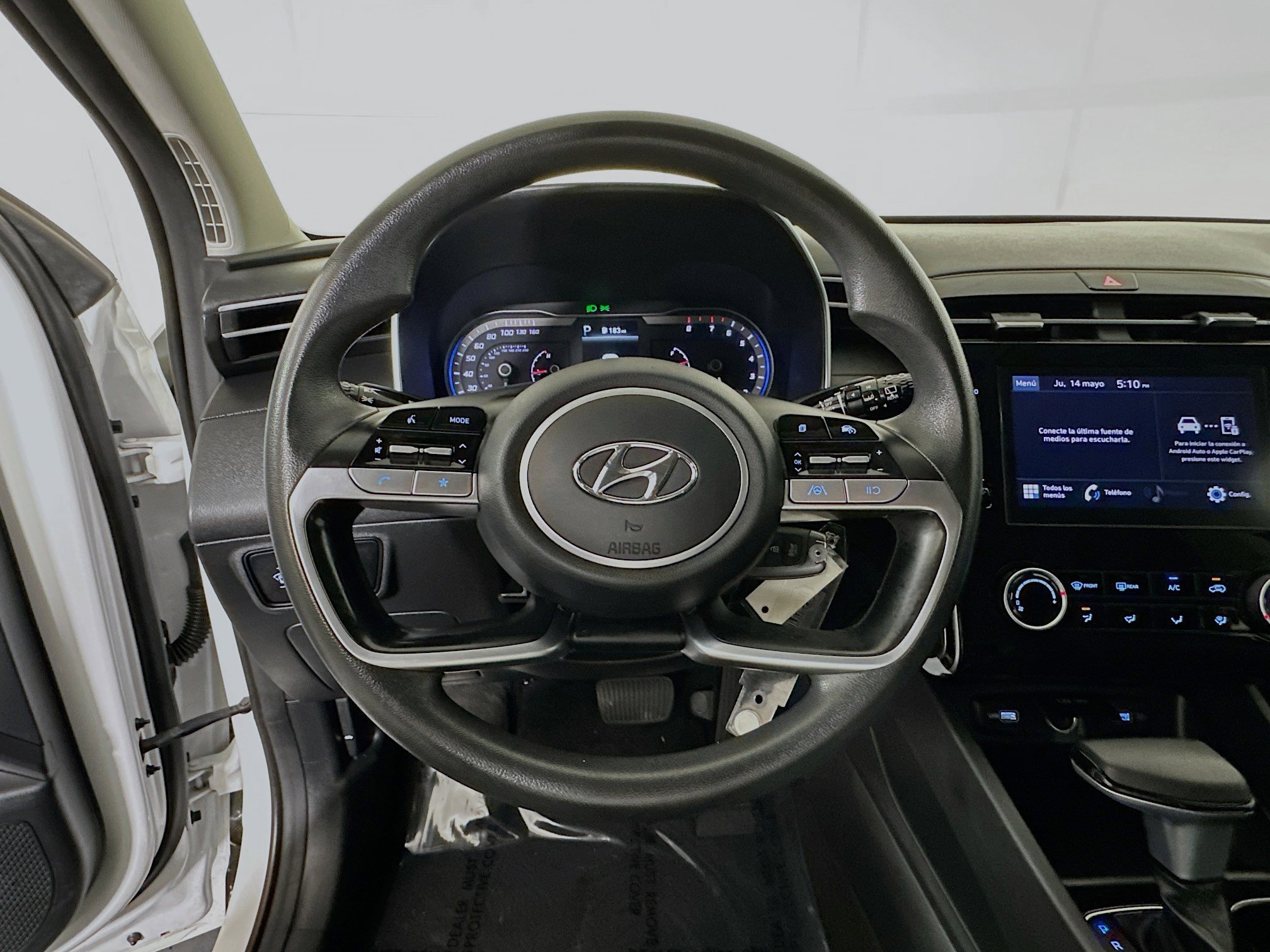 Used 2022 Quartz White Hyundai SE image 15