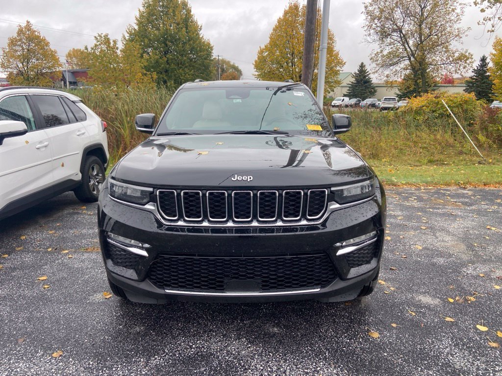 Used 2024 Diamond Black Crystal Pearlcoat Jeep Limited image 2