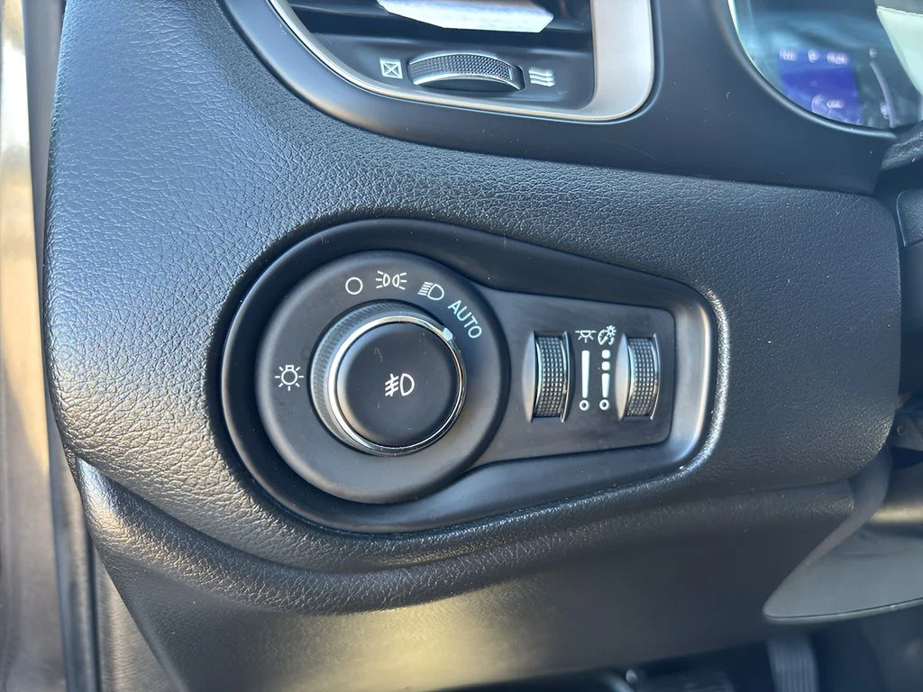 Used 2017 Granite Crystal Metallic Clearcoat Jeep Latitude image 20