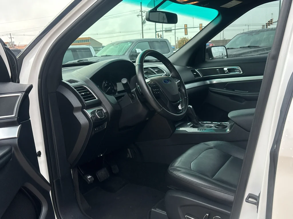 Used 2017 White Platinum Tri-Coat Metallic Ford XLT image 9