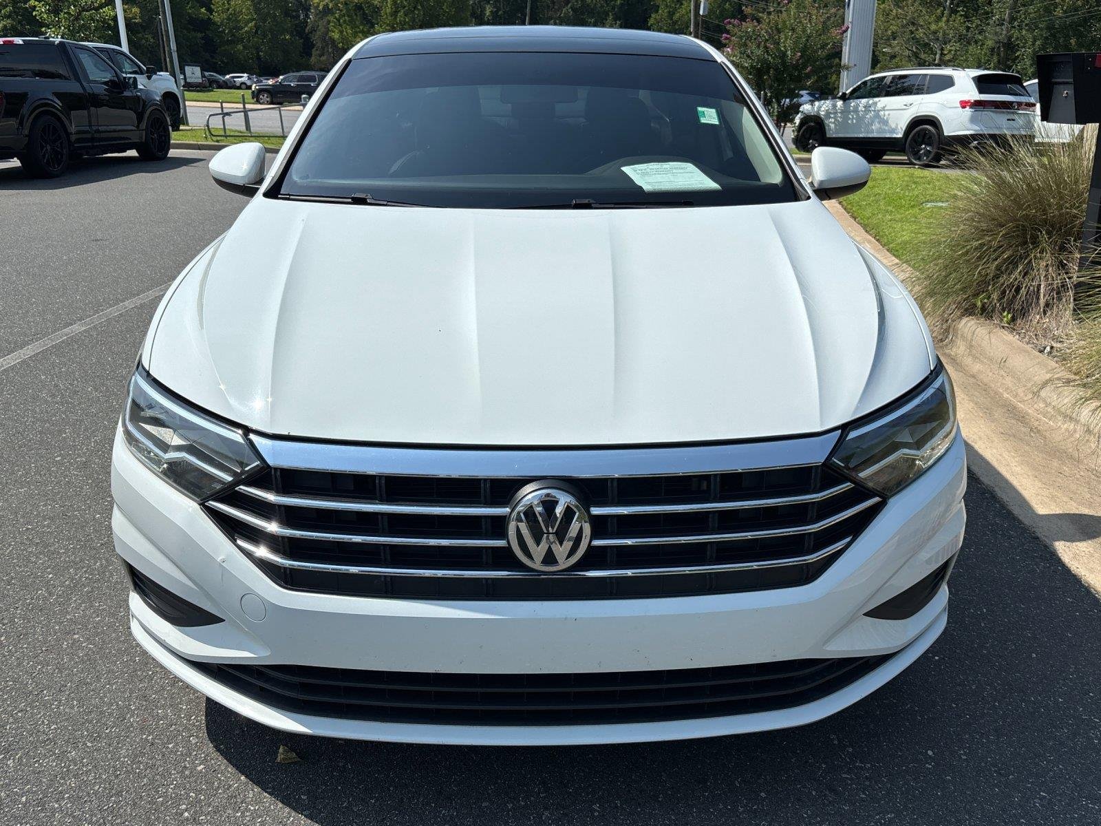 Used 2019 Pure White Volkswagen SE image 8
