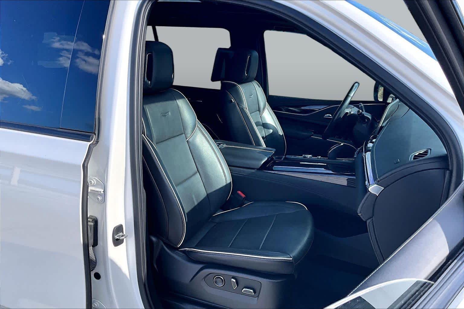 Used 2021 Crystal White Tricoat Cadillac Sport image 9