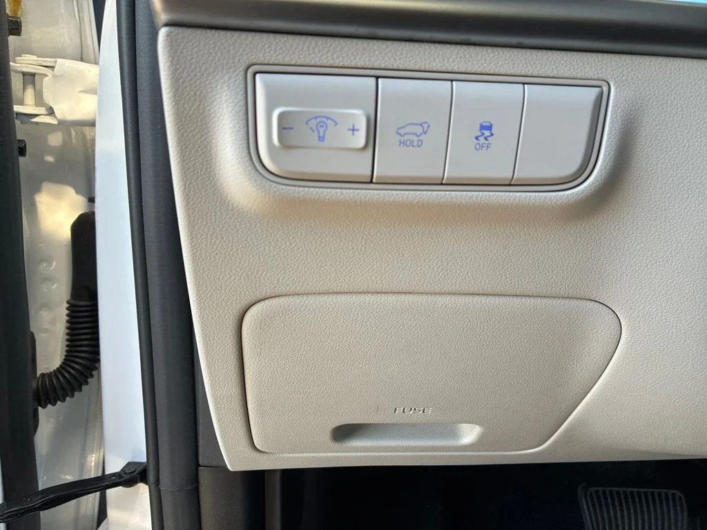 Used 2025 White Hyundai SEL image 13