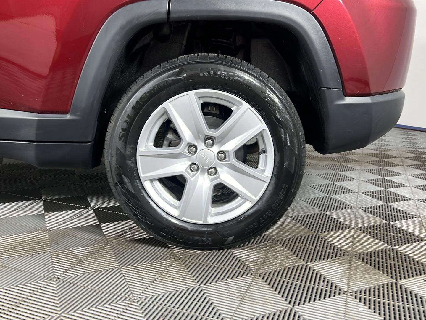 Certified Used 2022 Velvet Red Pearlcoat Jeep Latitude image 23
