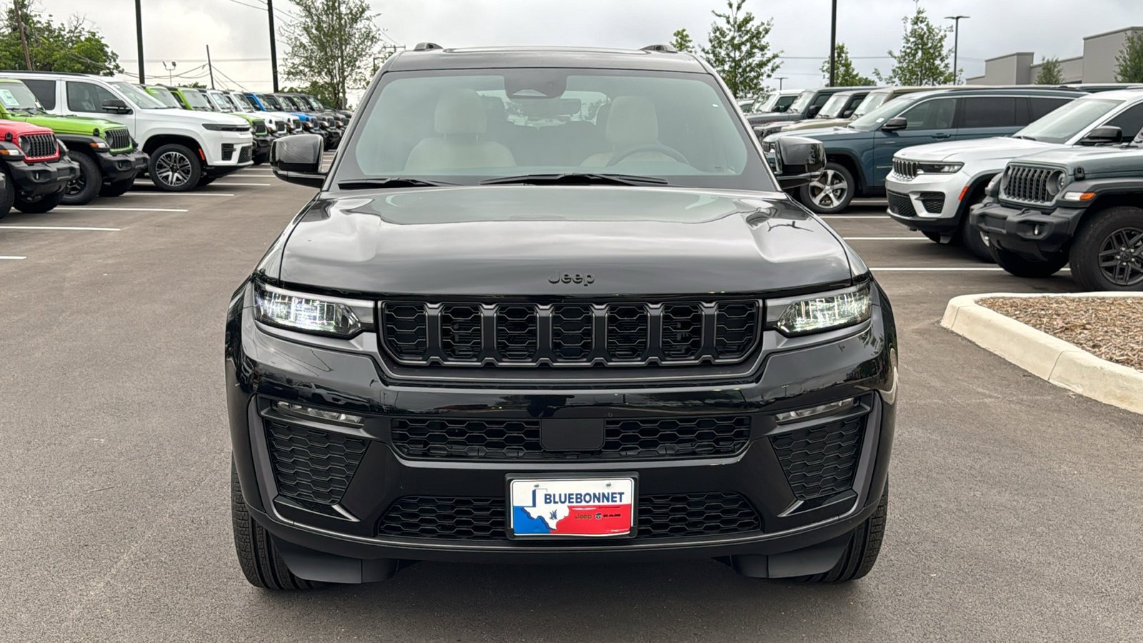 New 2026 Diamond Black Crystal Pearl-Coat Exterior Paint Jeep Limited image 2