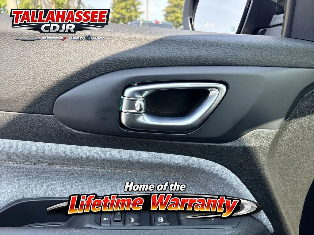 New 2026 Diamond Black Crystal Pearl-Coat Exterior Paint Jeep Latitude image 14