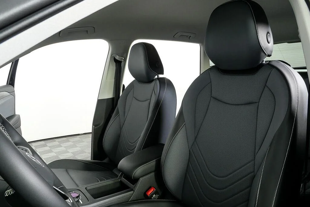 New 2026 Deep Black Pearl Volkswagen SE image 8