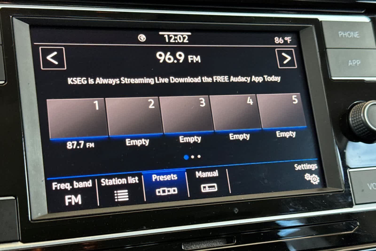 Used 2022 Platinum Gray Metallic Volkswagen S image 19