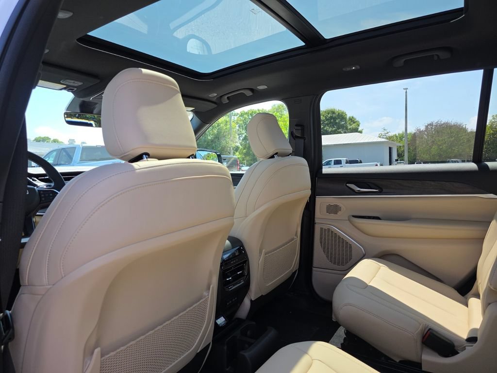 New 2026 Bright White Clear-Coat Exterior Paint Jeep Limited image 11