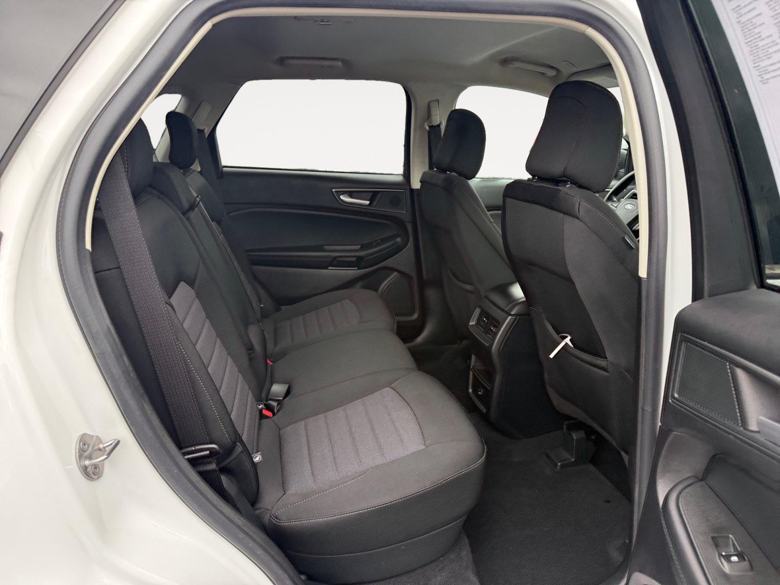 Used 2021 Oxford White Ford SE image 18