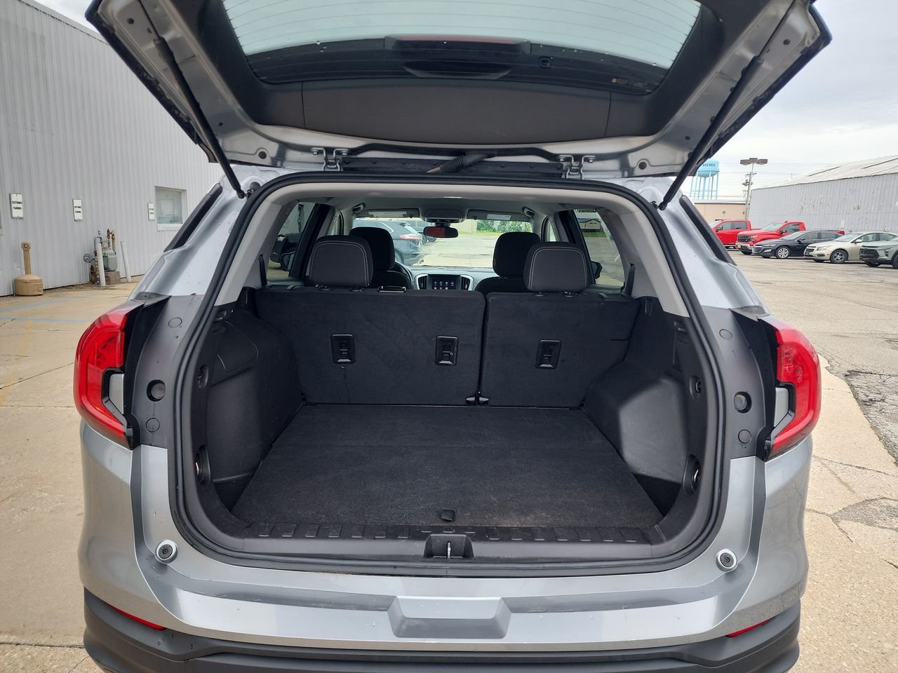 Used 2024 Sterling Metallic GMC SLE image 22