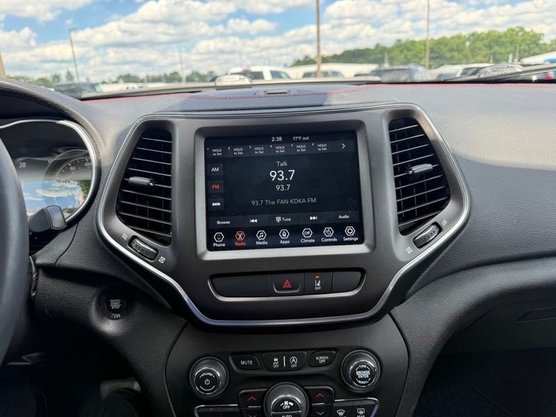 Used 2022 Silver Jeep Trailhawk image 13