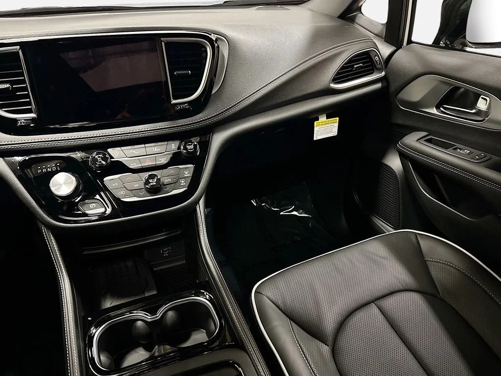 2026 Chrysler Pacifica Limited - Photo 8