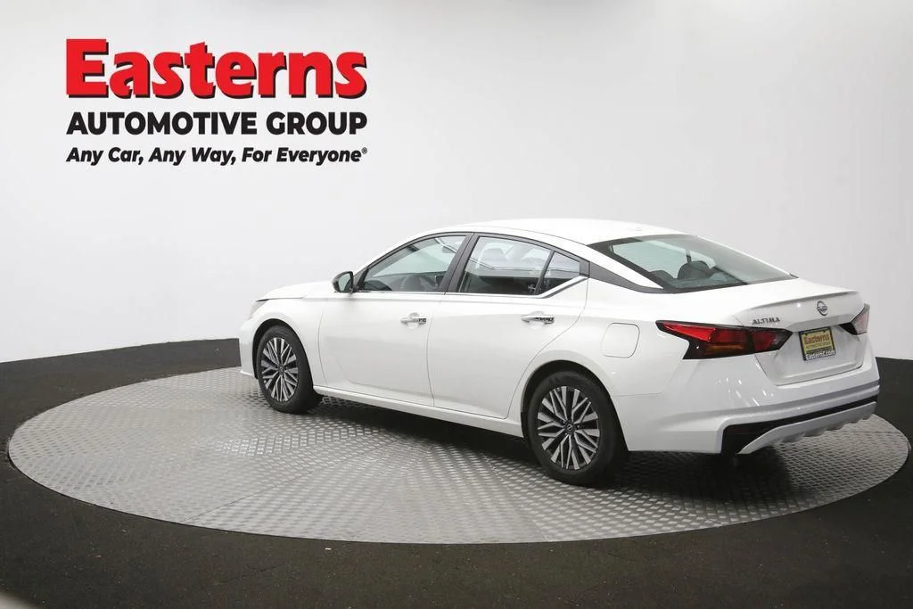 Used 2025 White Nissan 2.5 SV image 67