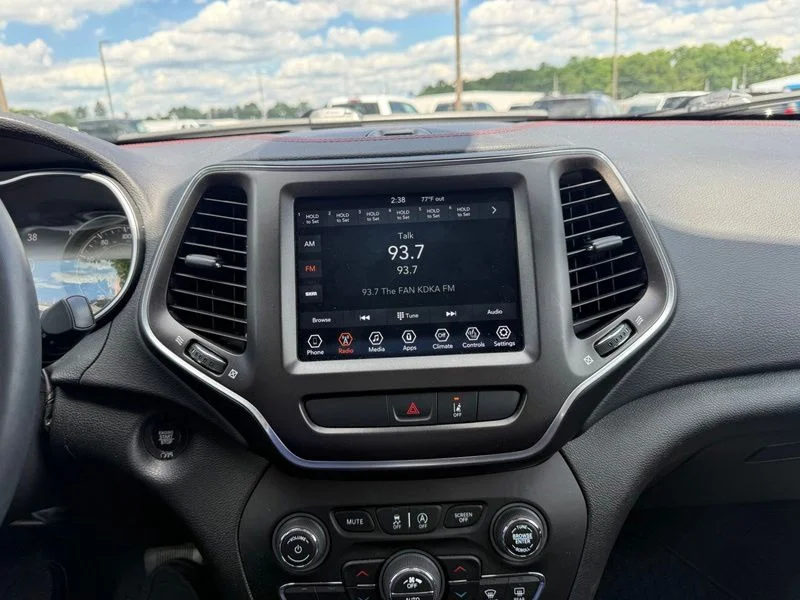 Used 2022 Silver Jeep Trailhawk image 13