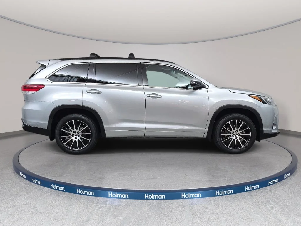 Used 2017 Silver Toyota SE image 5