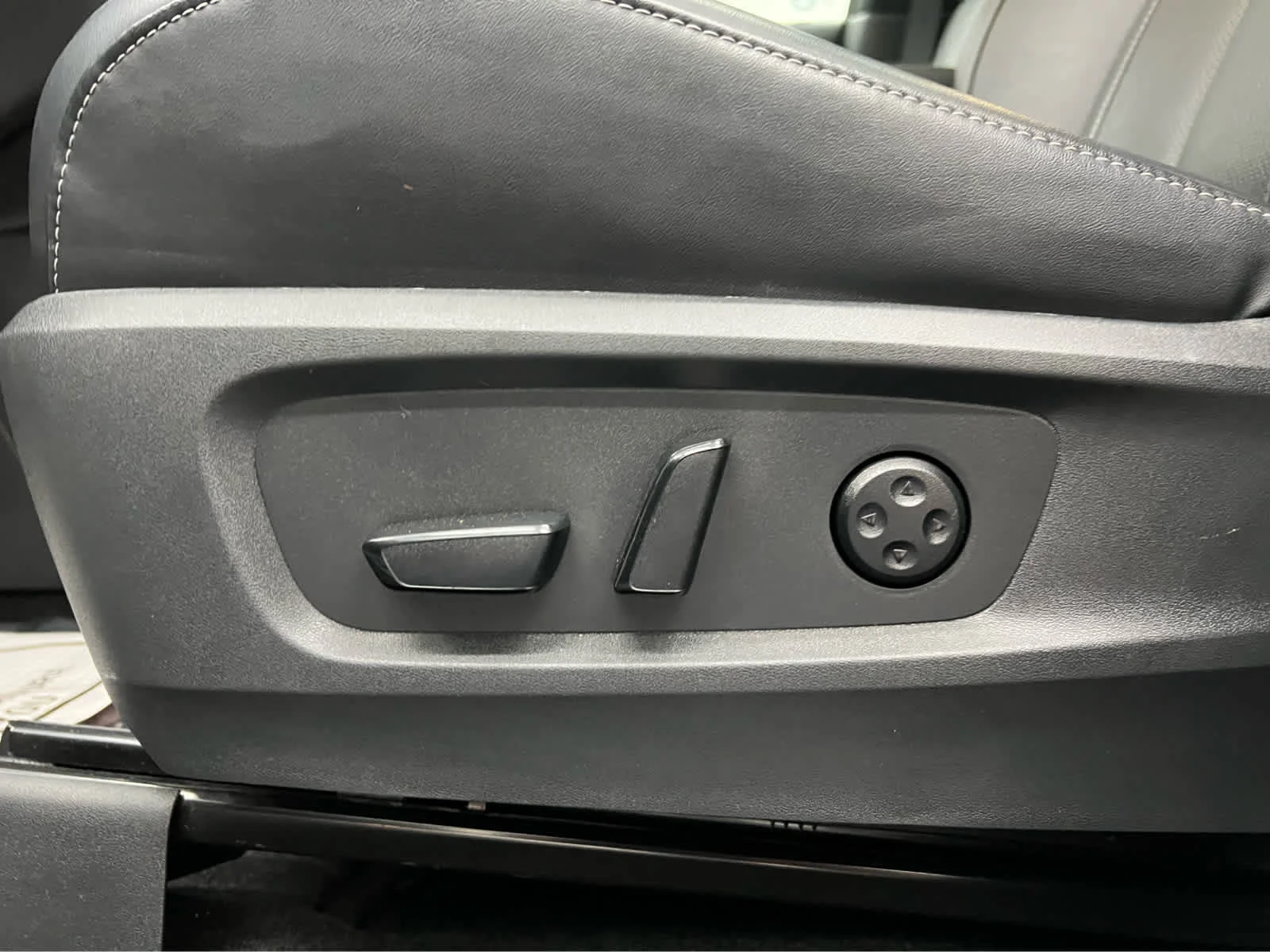 Used 2024 WH INFINITI LUXE image 17