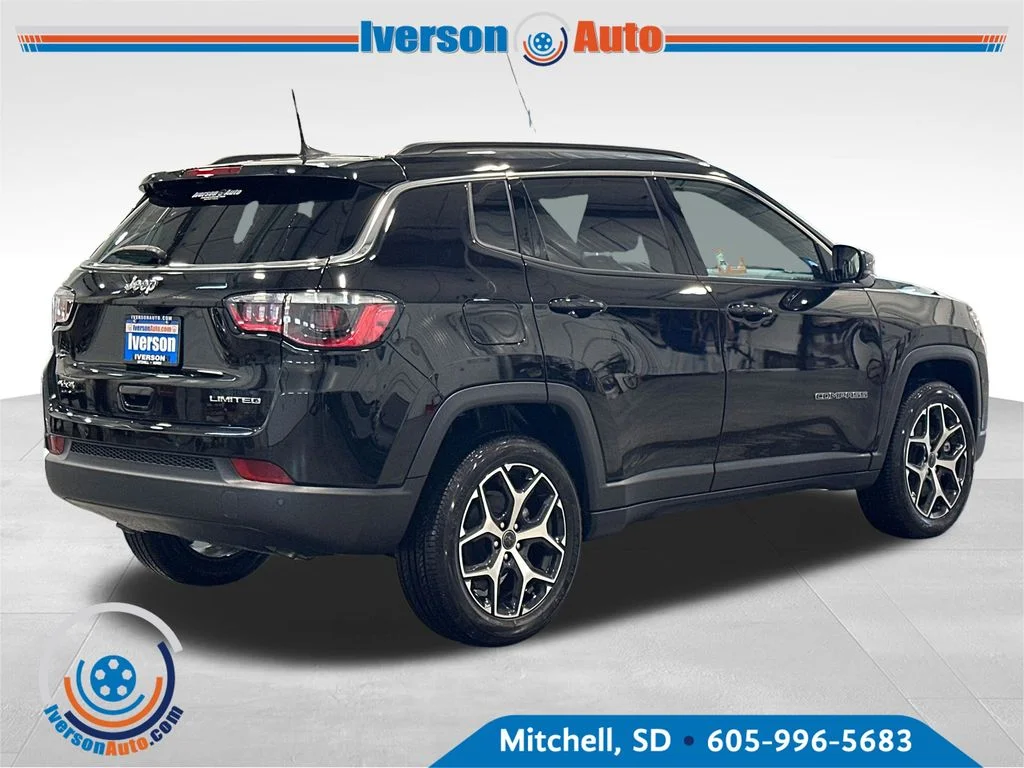 New 2026 Diamond Black Crystal Pearl-Coat Exterior Paint Jeep Limited image 7
