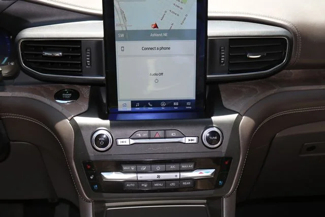 Used 2020 White Metallic Ford Platinum image 16
