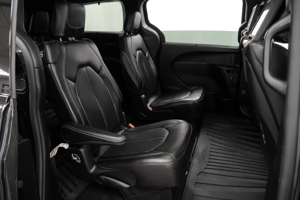 Used 2023 Black Chrysler Touring L image 42